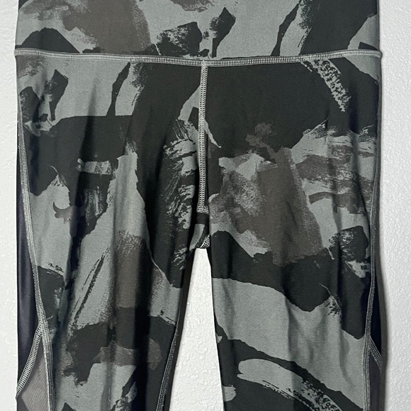 Under Armour Athletic‎ Capri Leggings Women’s Medium Compression Heat Gear Mesh - Picture 4 of 8